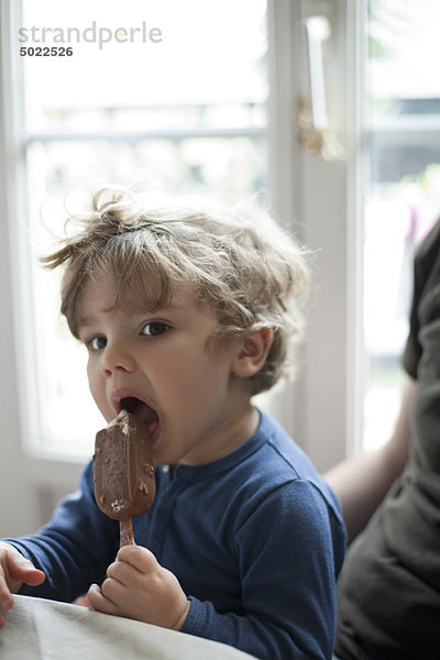 Kleinkind Junge isst Eiscreme-Bar