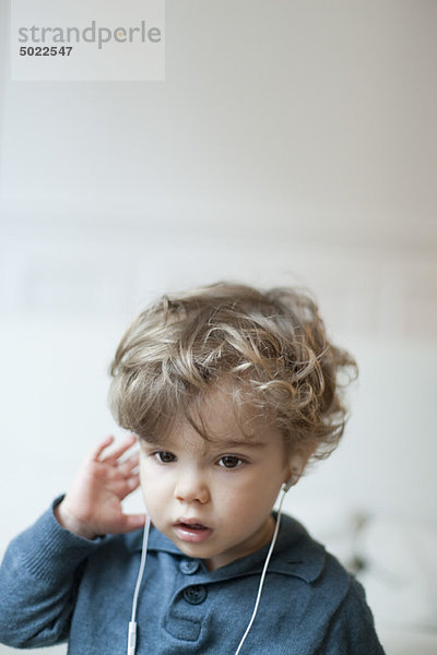Kleinkind Junge mit Kopfhörer  Portrait