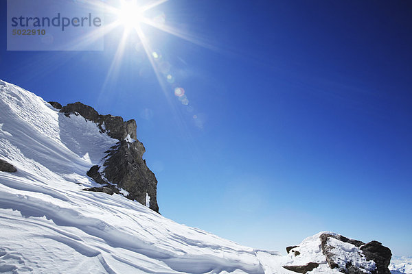 Berg  bedecken  über  Schnee  Sonne