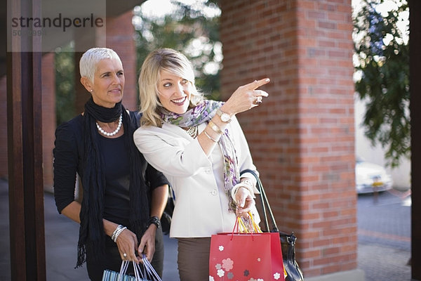 Frau  tragen  Tasche  kaufen  alt