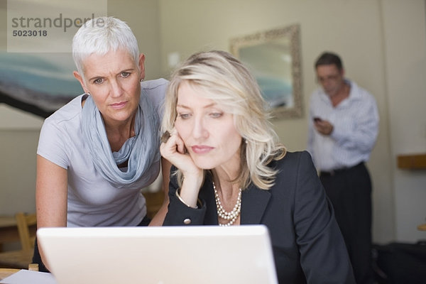 Businessfrauen nutzen gemeinsam den Laptop