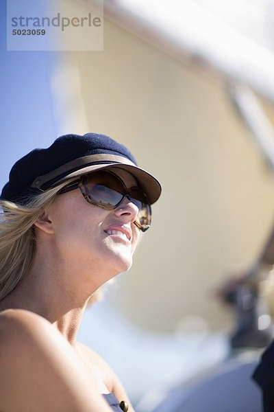 Frau mit Sonnenbrille auf dem Boot