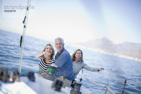 sitzend  Zusammenhalt  Mensch  Menschen  Boot  alt