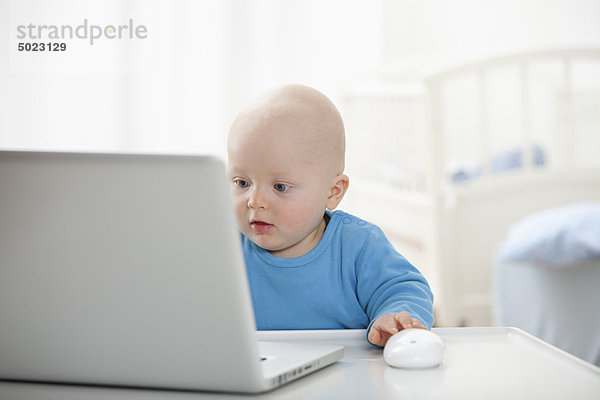 Baby Junge mit Laptop