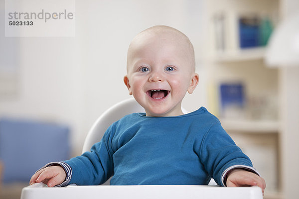 hoch  oben  sitzend  Stuhl  lächeln  Junge - Person  Baby