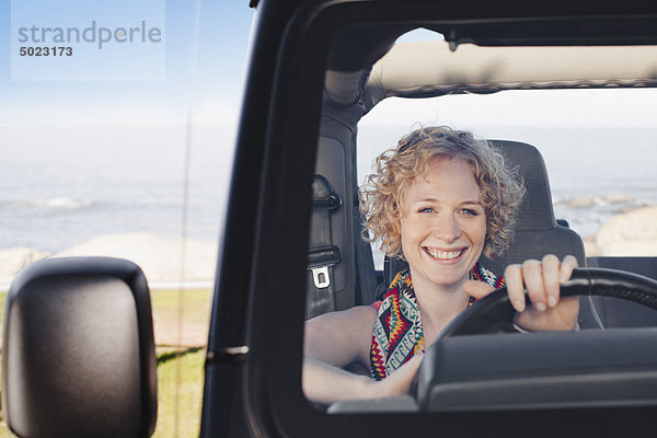 Frau  lächeln  fahren  Geländewagen