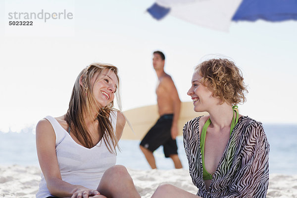 Frau  sprechen  lächeln  Strand