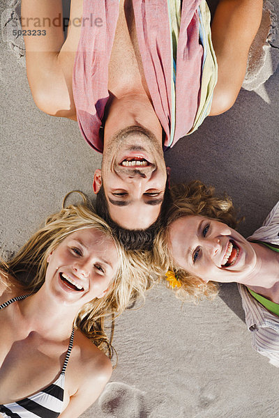 liegend  liegen  liegt  liegendes  liegender  liegende  daliegen  Mensch  Menschen  Strand  Anordnung