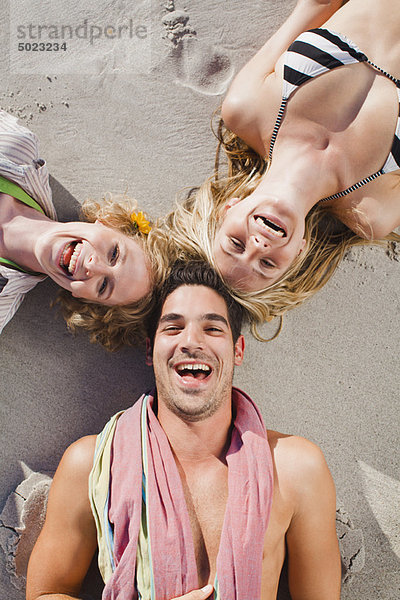 liegend  liegen  liegt  liegendes  liegender  liegende  daliegen  Mensch  Menschen  Strand  Anordnung