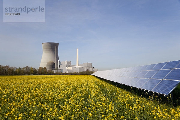 Solaranlage und Atomkraftwerk