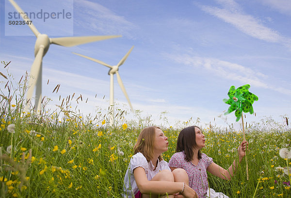 Windturbine Windrad Windräder Jugendlicher Mädchen
