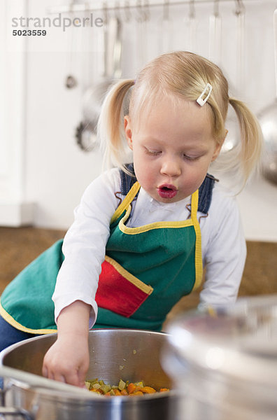 Kleinkind Mädchen Kochen in der Küche