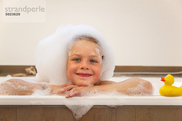 Junge mit Blasen bedeckt in der Badewanne