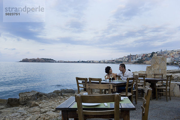 Ein Paar sitzt am Hafencafé