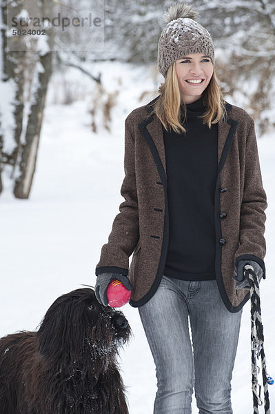 Frau  gehen  Hund  Schnee