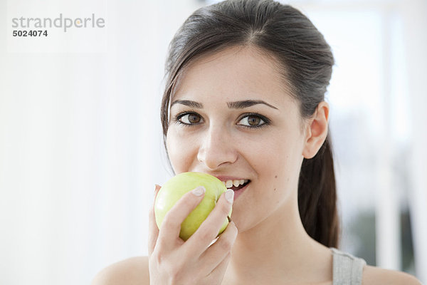 Frau isst einen Apfel