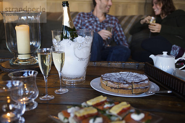 Paar mit Kuchen und Champagner