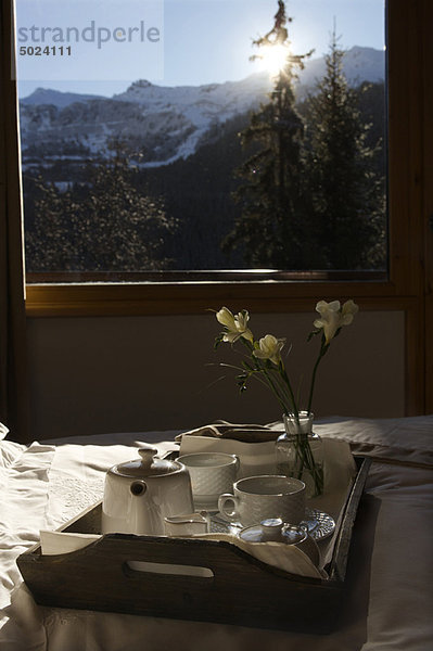 Tablett mit Frühstücksnahrung auf dem Bett