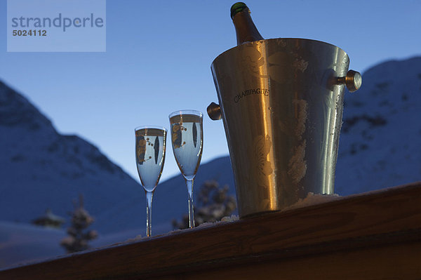 Champagnergläser auf verschneiter Fensterbank