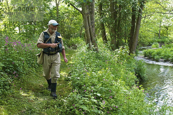 Fischer beim Spaziergang entlang des Flusses