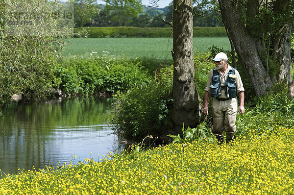 Fischer beim Spaziergang entlang des Flusses