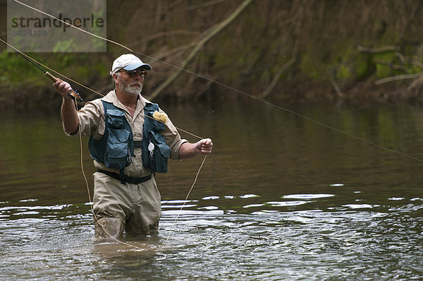 Fliegenfischer beim Leinenwerfen im Fluss