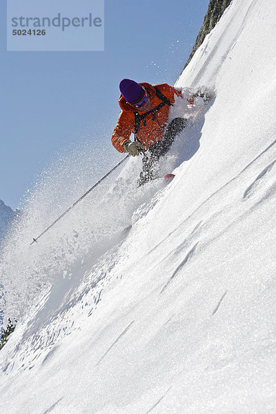 Skifahrer beim Wenden an der Steilwand