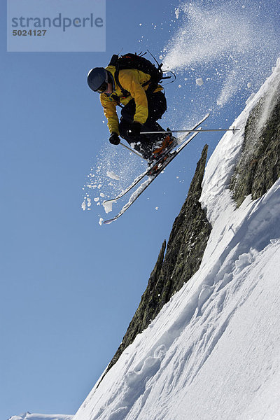 Skispringen über die steile Bergwand