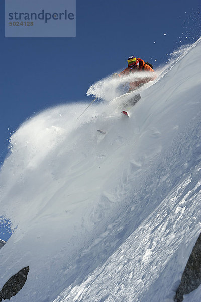 Skifahrer beim Wenden an der Steilwand