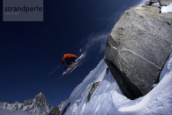 Skispringen über die steile Bergwand