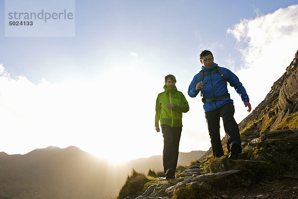 Männer beim Wandern auf felsigen Berghängen