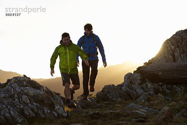 Männer beim Wandern auf felsigen Berghängen