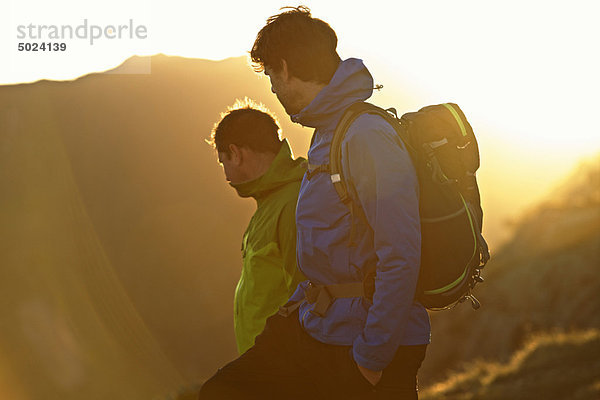 Männer beim Wandern am Berghang