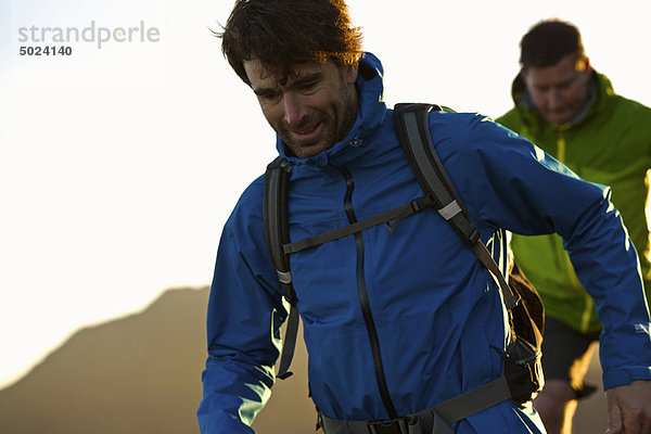 Männer beim gemeinsamen Wandern