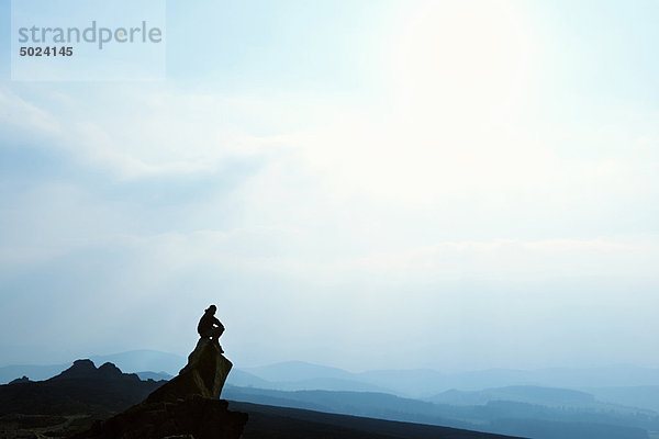 Mann bewundert Bergblick