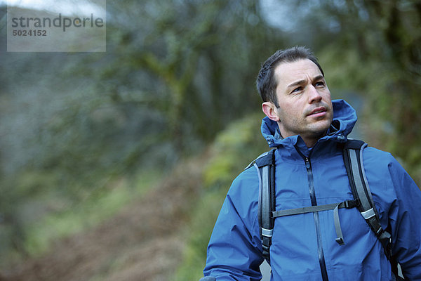 Mann beim Wandern in den ländlichen Hügeln