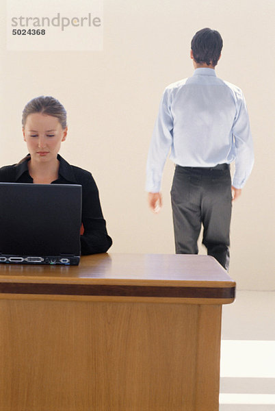 Geschäftsfrau mit Laptop im Büro