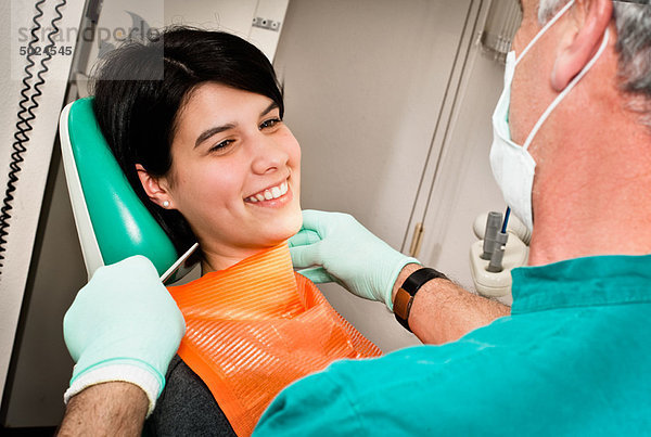 Zahnarzt arbeitet am Patienten in der Praxis