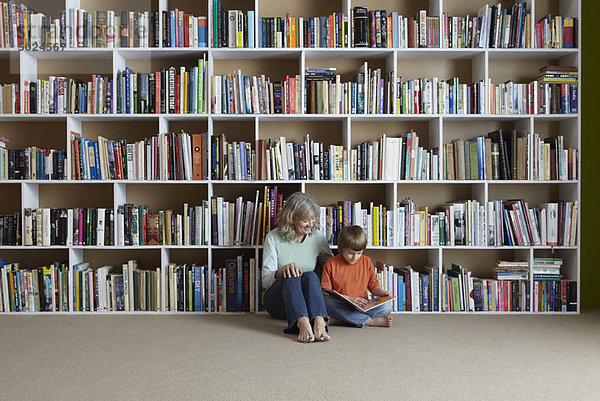 Bücherregal  Frau  Enkelsohn  vorlesen