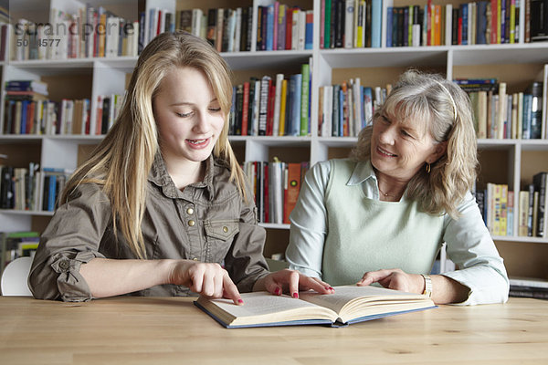 Zusammenhalt  Frau  Enkeltochter  vorlesen