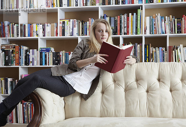 Bibliotheksgebäude  Couch  Mädchen  vorlesen