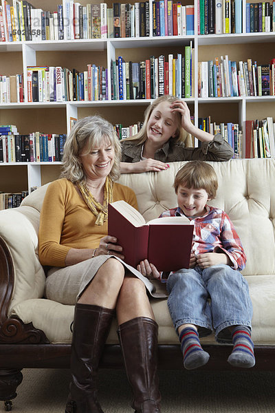 Zusammenhalt  Frau  Enkelkind  vorlesen