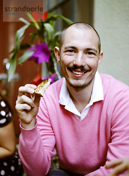 Porträt von Man essen toast