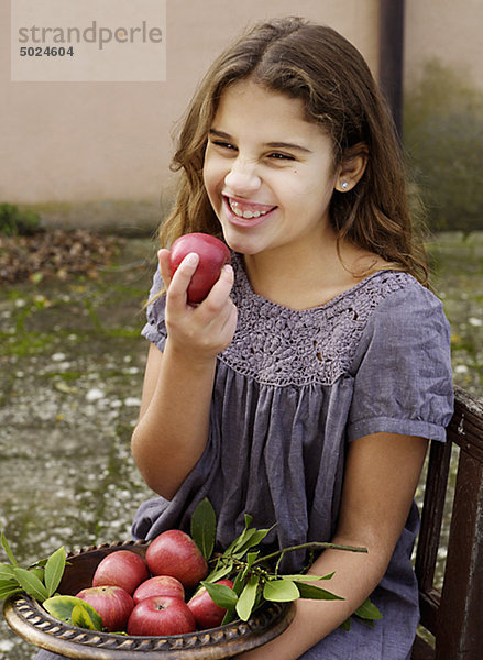 Ein Mädchen mit rote Äpfel.
