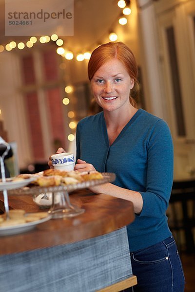 Portrait Frau lächeln Cafe