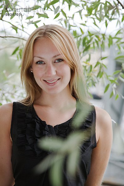 Portrait einer lächelnden Frau mit blondem Haar