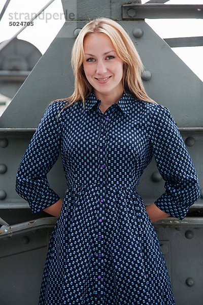 Portrait einer lächelnden Frau mit blondem Haar