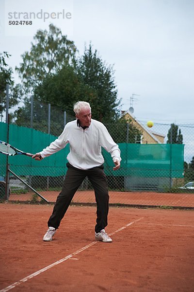 älterer Mann Tennisspielen
