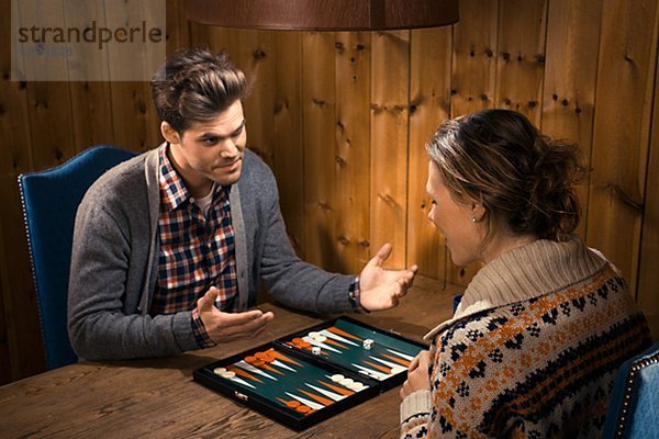 Mann und Frau spielen backgammon