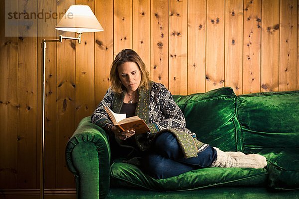Frau Lesung Buch auf couch